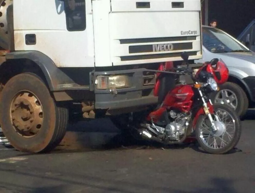Un camión de gran porte aplastó a una moto en la ciudad de Posadas