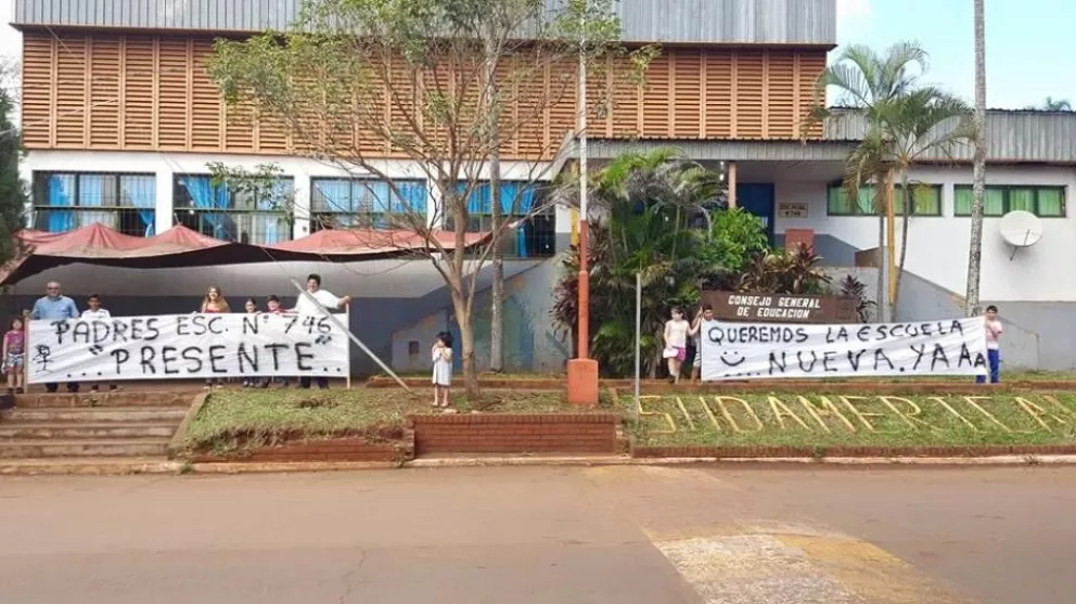 Por mejoras edilicias, padres toman la Escuela N° 746 en Iguazú