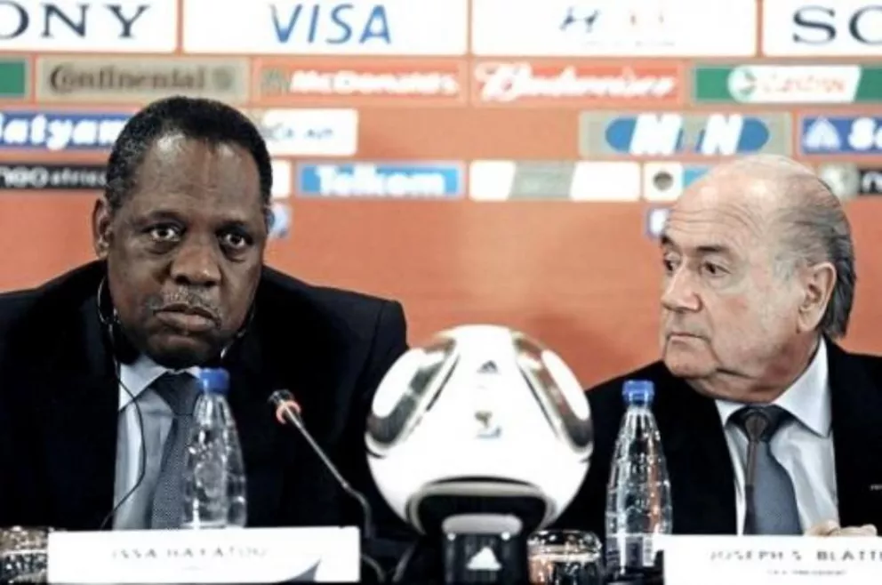 El camerunés Hayatou presidirá la FIFA en reemplazo de Blatter