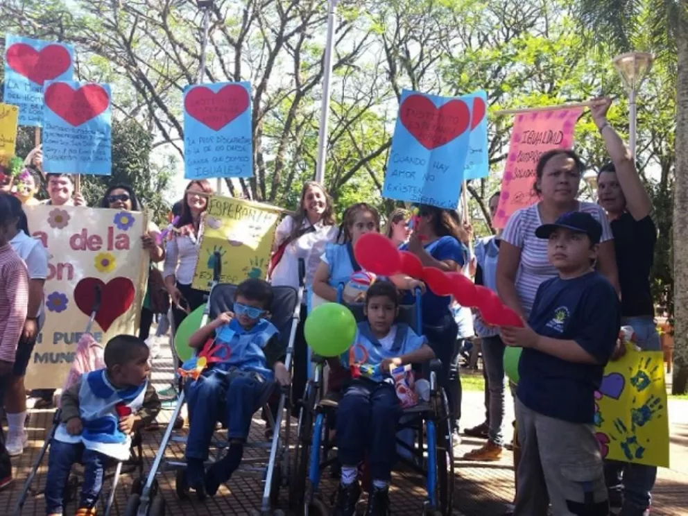 La Escuela Especial N°27 de Iguazú realizó una Marcha por la Inclusión