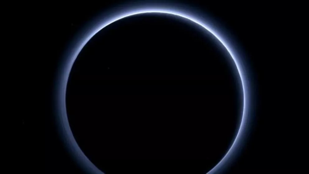 Plutón tiene el cielo azul y regiones de agua helada