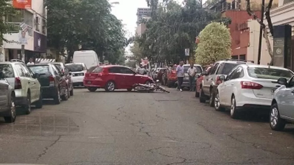 Un auto y una motocicleta colisionaron en pleno centro posadeño