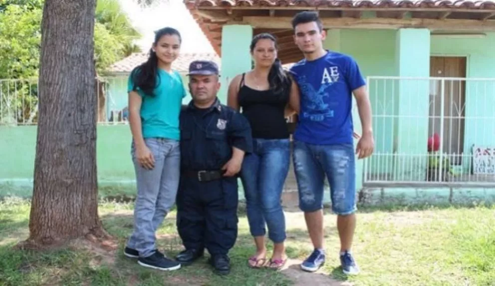 En Paraguay hay furor por un policía de muy baja estatura