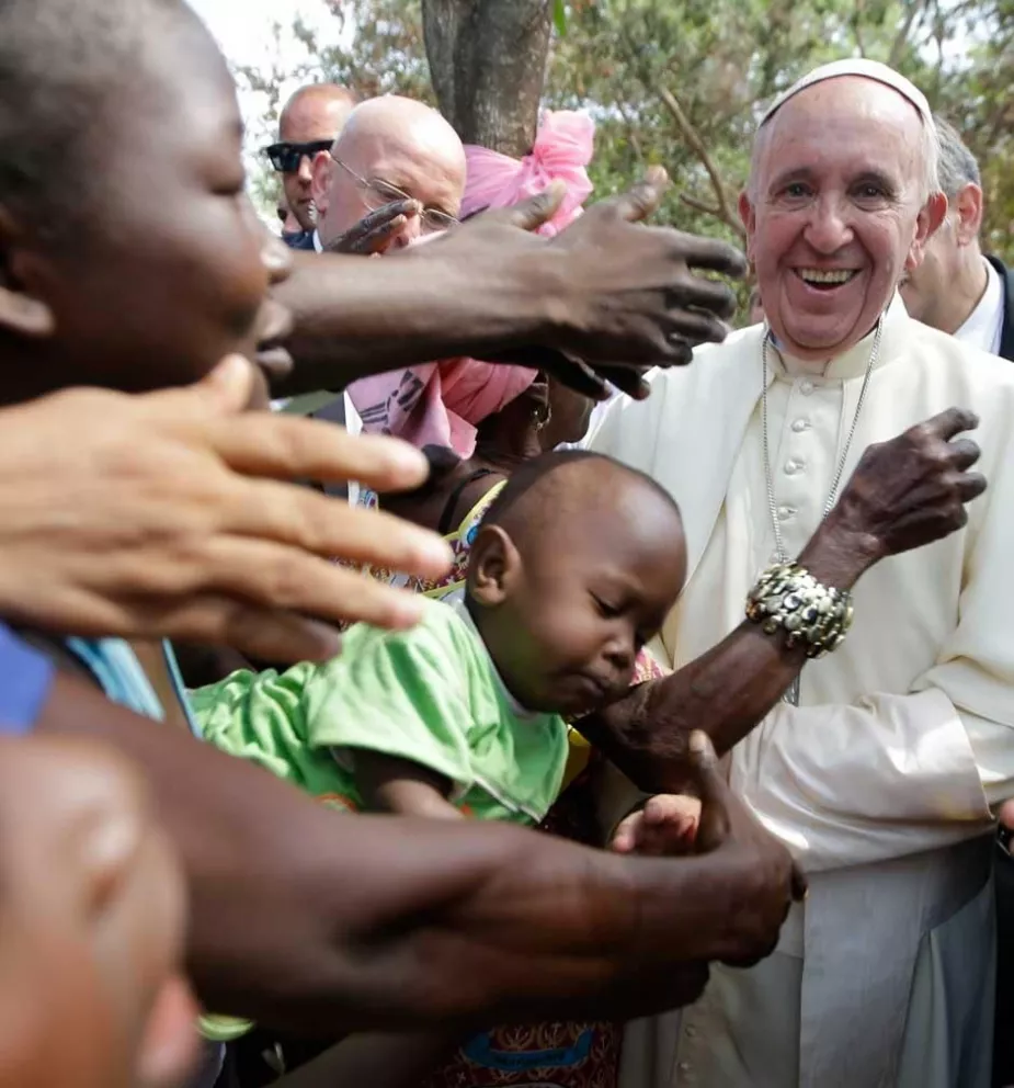 El Papa bendijo a los niños en el campamento de refugiados de Bangui.