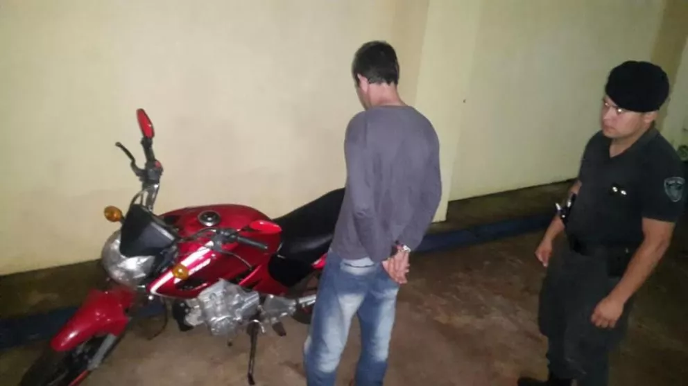 Detuvieron a un hombre que empujaba una moto que habría sido robada 