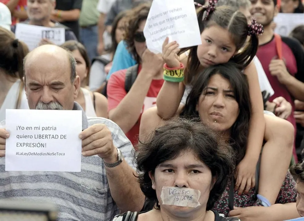 Marcha en defensa de la Ley de Medios frente al Congreso | El Territorio