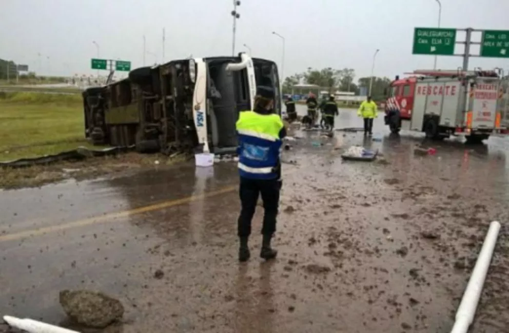 Volcó un micro en Entre Ríos: hay cinco muertos y al menos 30 heridos