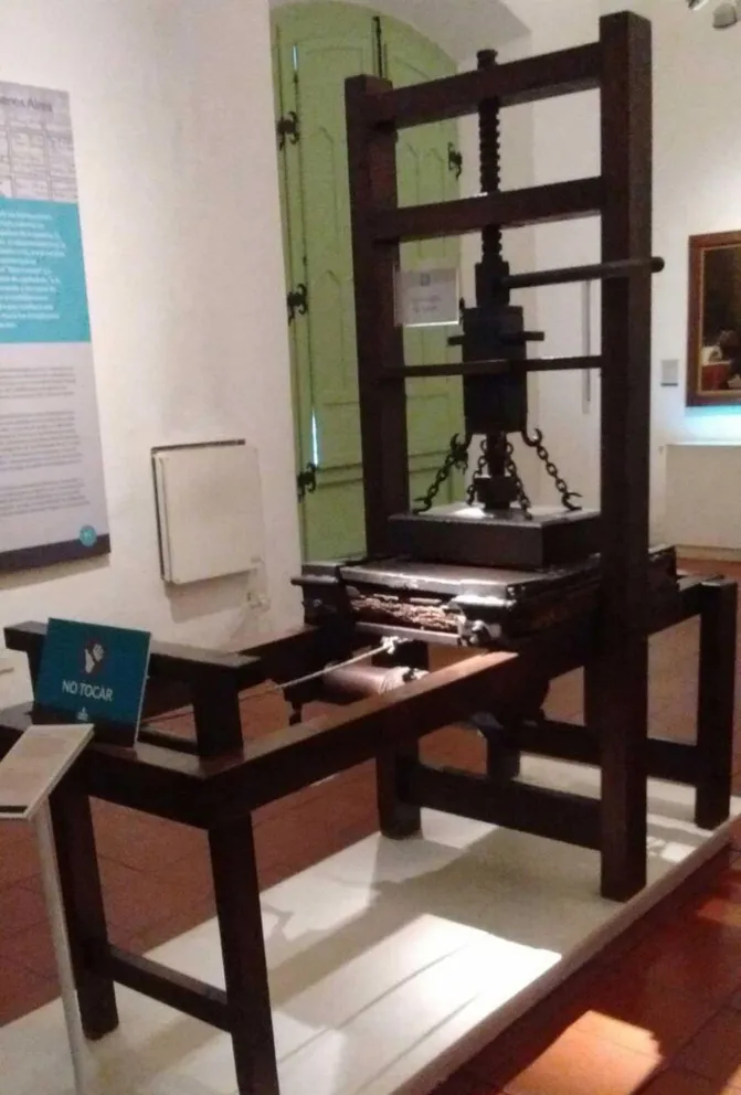 La primera imprenta misionera se encuentra en el museo del Cabildo.