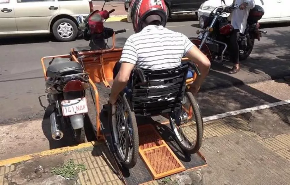 Paraguay: Pese a su discapacidad, diseñó una moto para poder trabajar