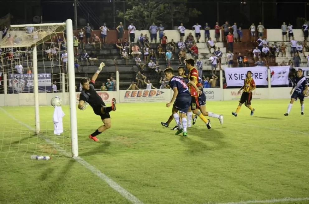 En la última jugada, Guaraní rescató un empate ante Sarmiento