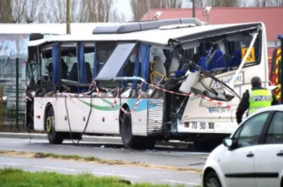 Francia: seis jóvenes murieron en un choque entre micro escolar y camión