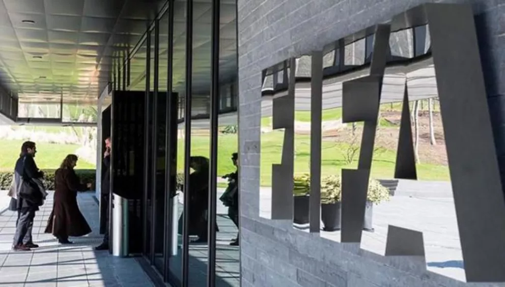Dos dirigentes argentinos fueron sancionados por la Fifa por recibir sobornos