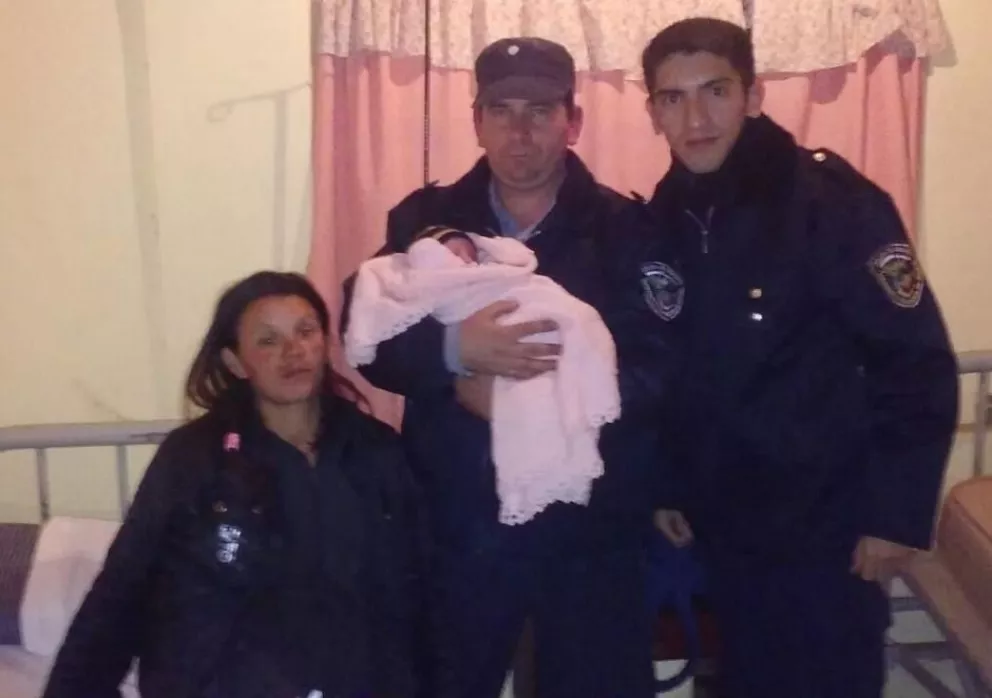 Policías ayudaron a una mujer en trabajo de  parto 