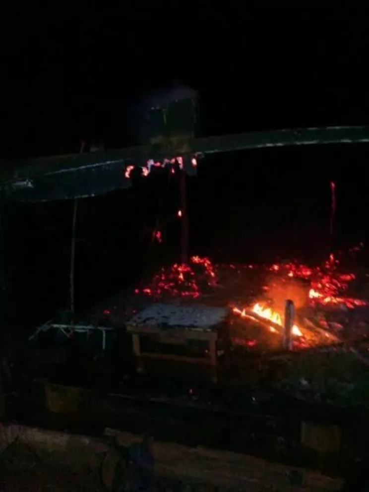 Incendio destruyó por completo una vivienda precaria en Colonia Mado