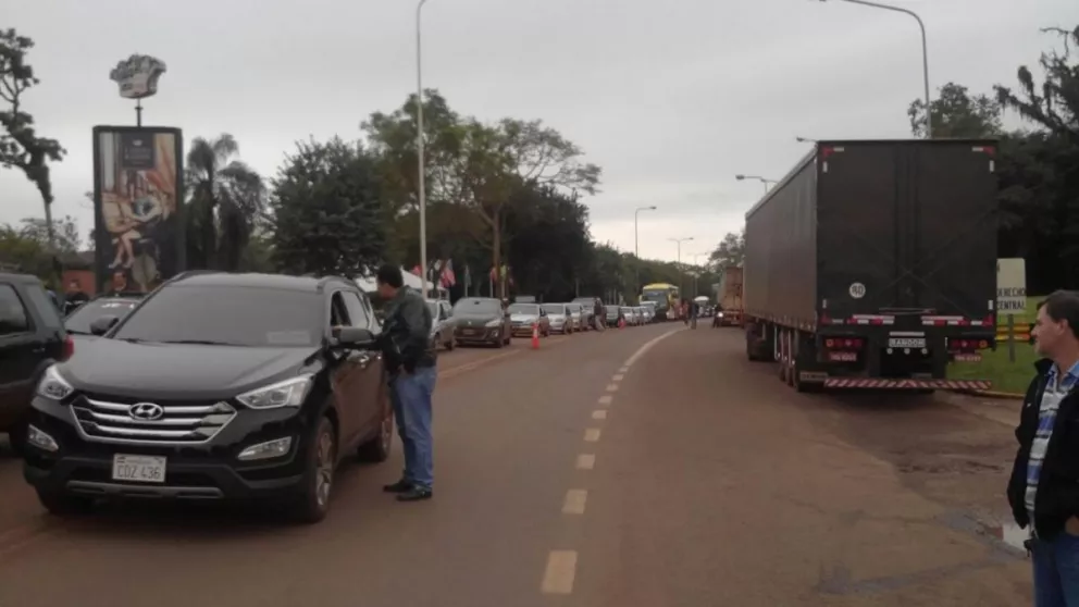 Continúa el corte de camioneros que paralizan frontera por reclamo