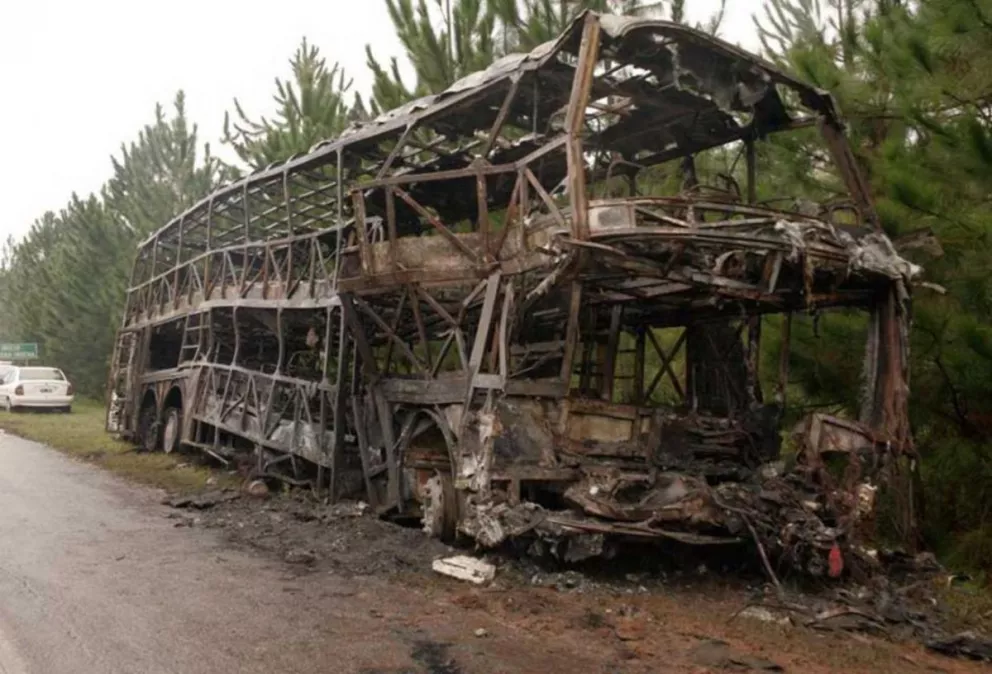 Los esqueletos tanto del ómnibus como del camión quedaron incinerados sobre una zona de pinares.