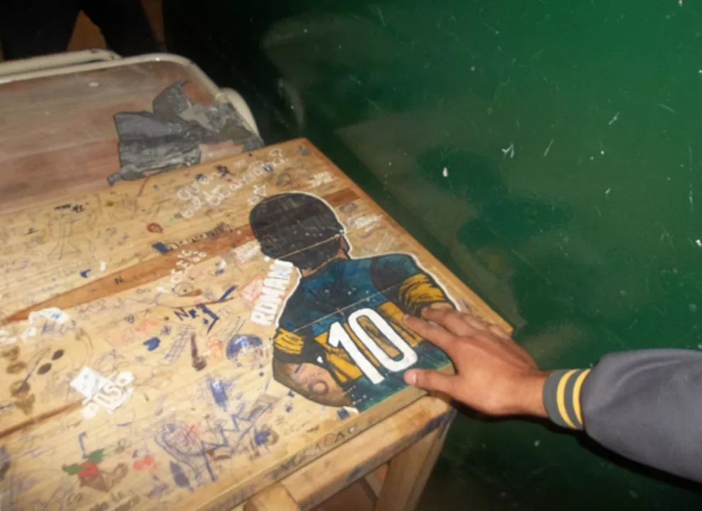En la Epet de Candelaria, alumnos restauran pupitres para mudarse