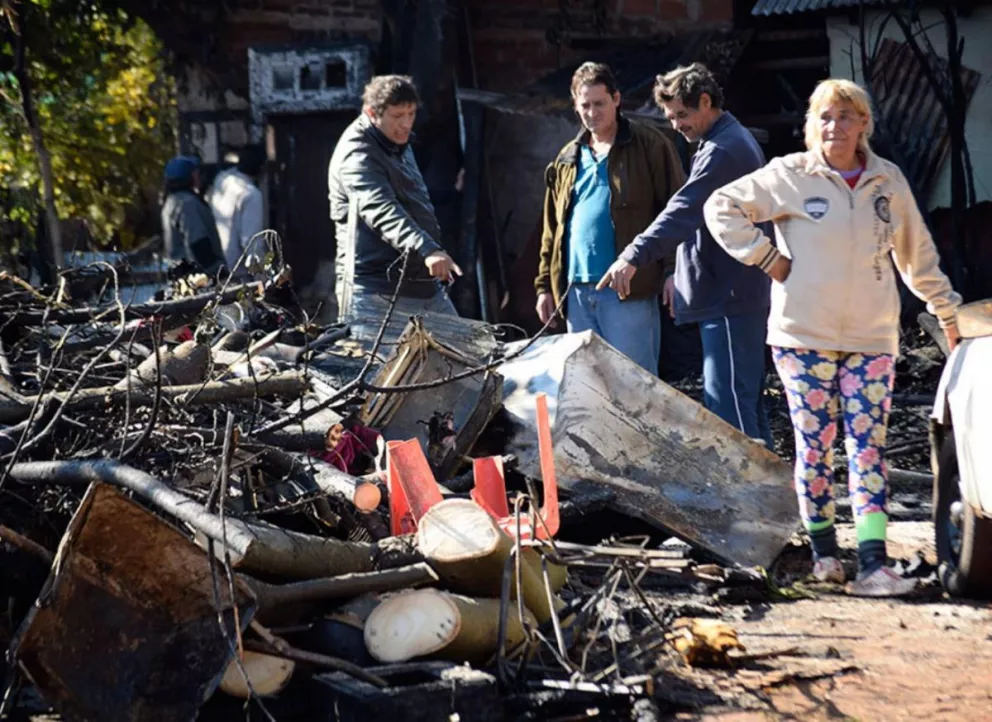 Dos familias quedaron en la calle por un voraz incendio en la chacra 101 