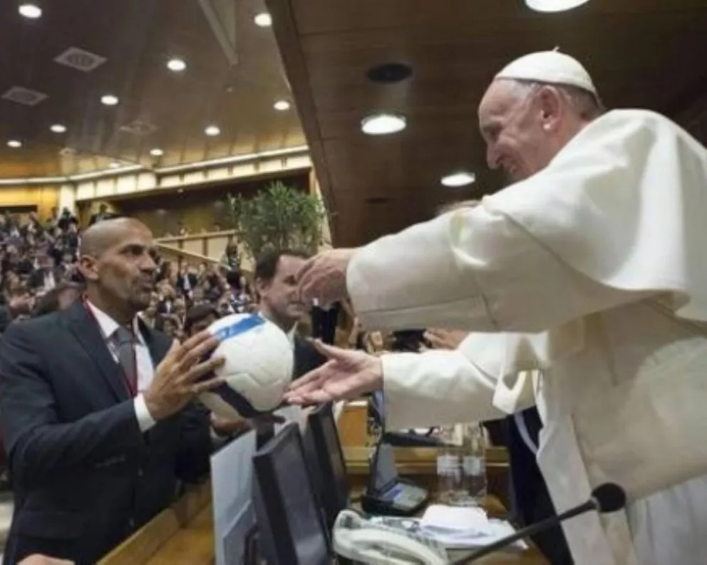 El Papa le había entregado a Juan Sebastián Verón la pelota del partido