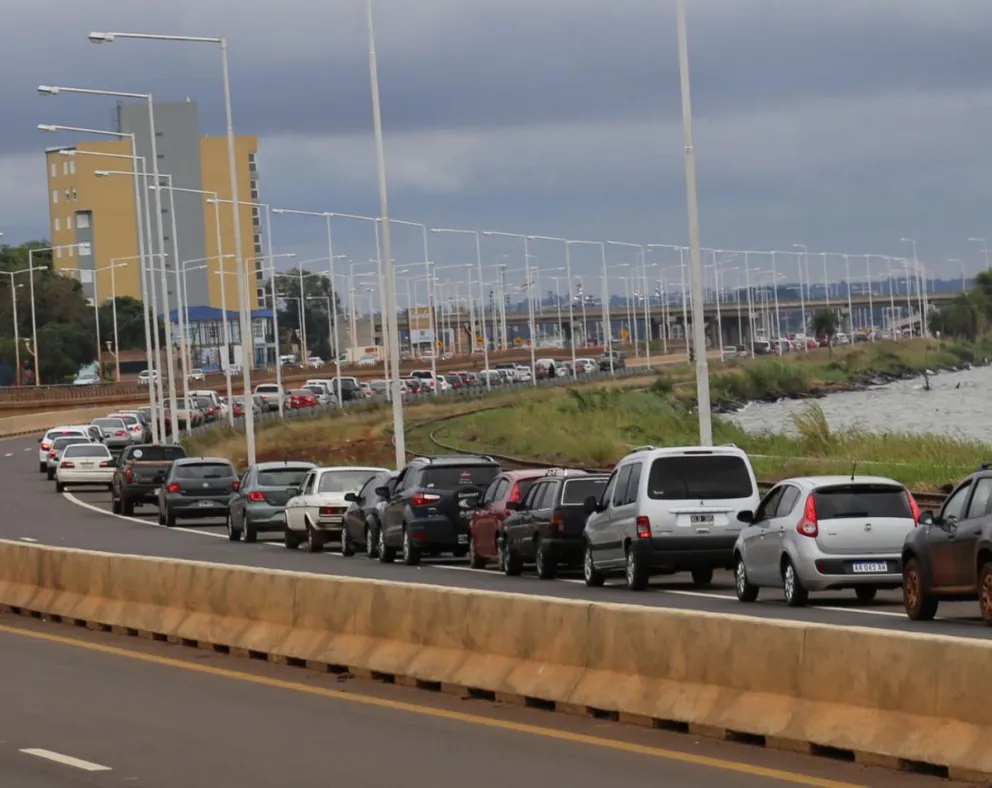 Se repite la historia: largas filas en el puente internacional que une Posadas-Encarnación
