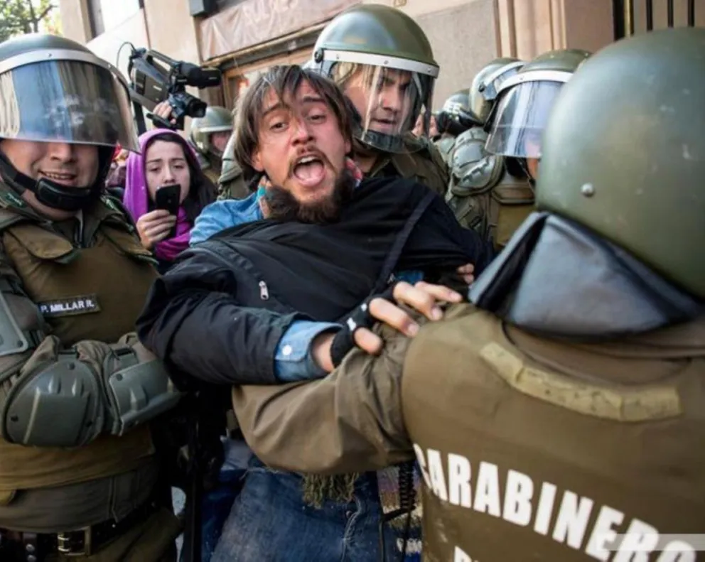 Carabineros se enfrentaron a estudiantes que protestaban