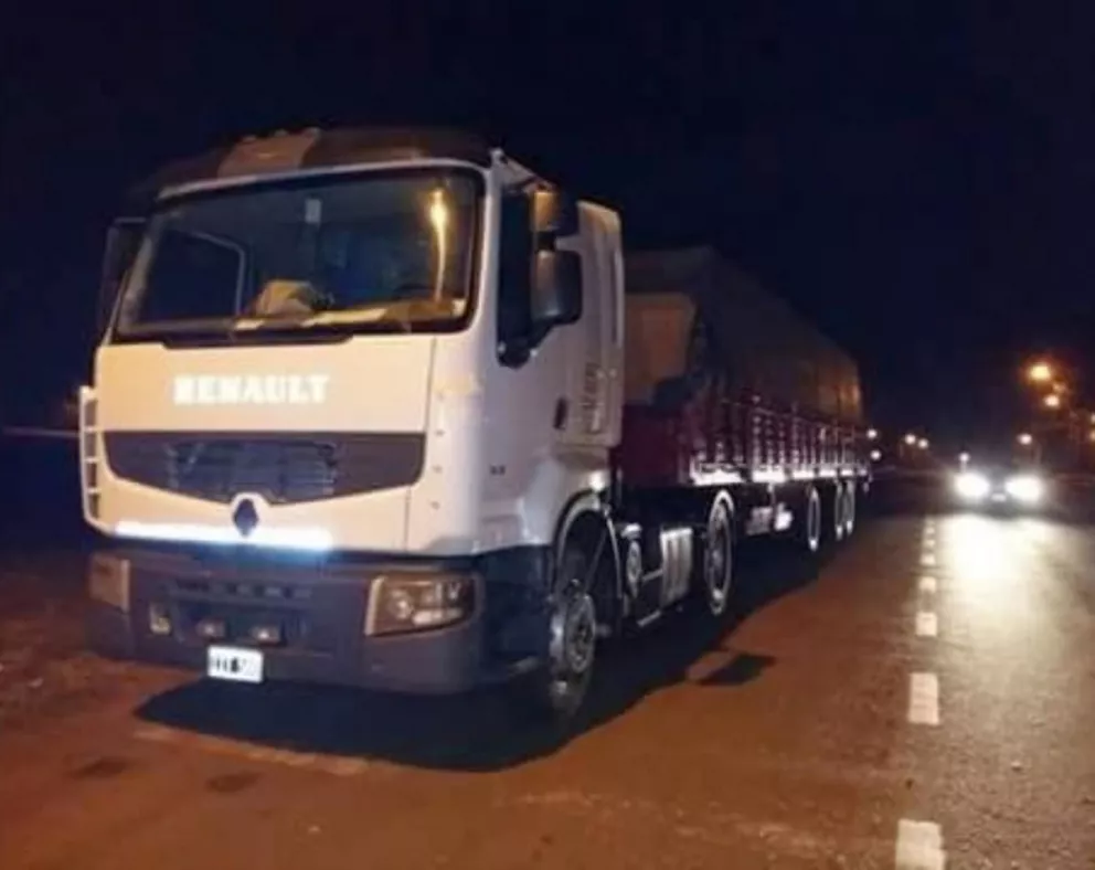 Conductor ebrio zigzagueaba con su camión en plena ruta provincial 211