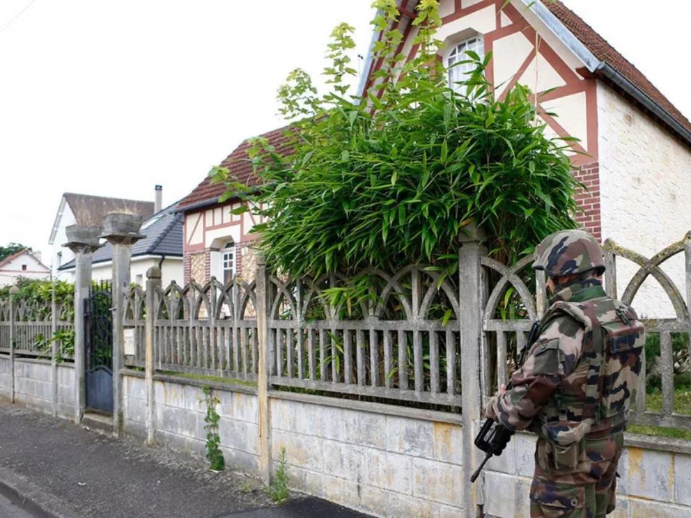 Nuevo golpe de Isis: degollaron a un cura en una iglesia de Francia