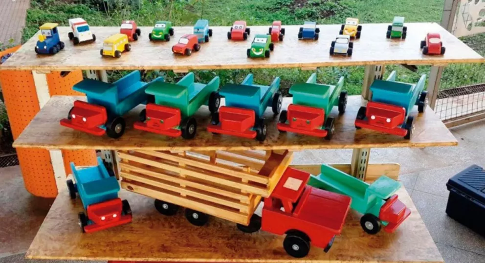 Hacer juguetes de madera, hobby que moviliza a toda una familia