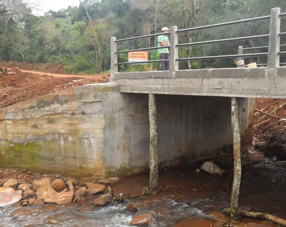 Construcción de nuevos puentes en las localidades de San Vicente y Montecarlo