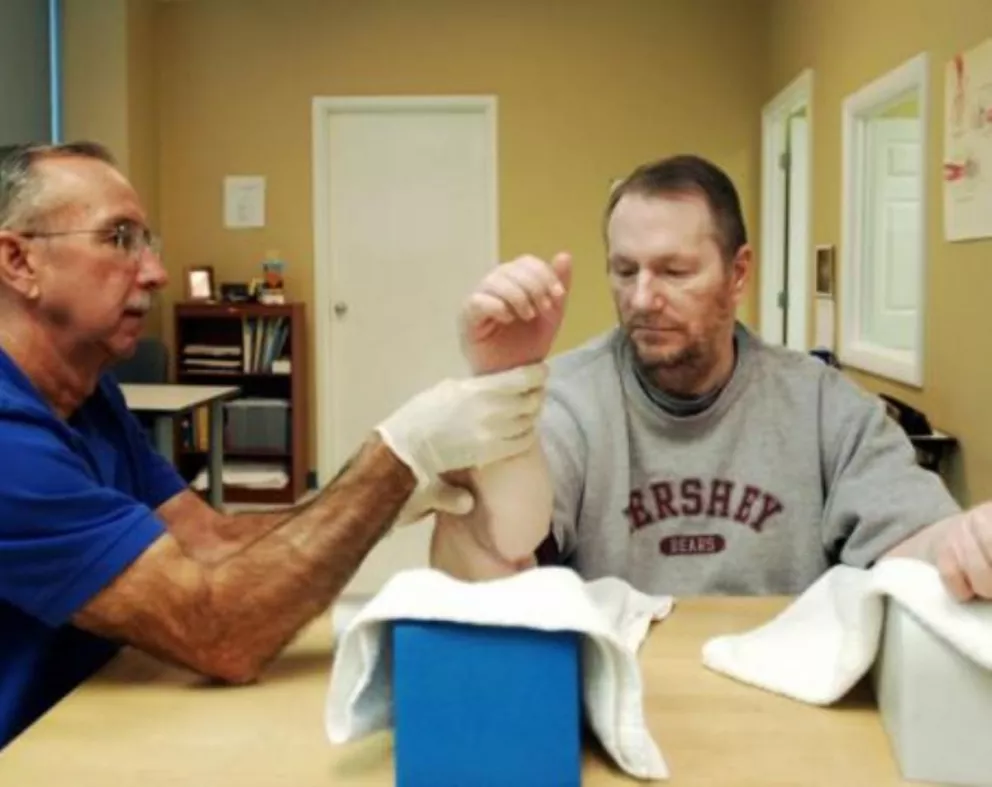 El primer hombre en recibir un doble transplante de manos quiere que se las quiten 