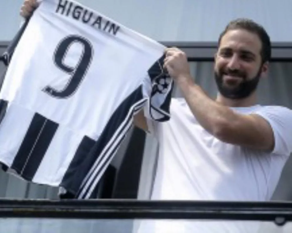 Gonzalo Higuaín llegó a Turín para sumarse a la Juventus