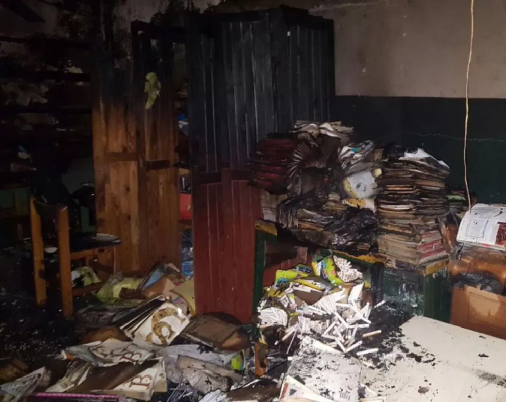 Incendio afectó la biblioteca de la escuela 764 de Garupá