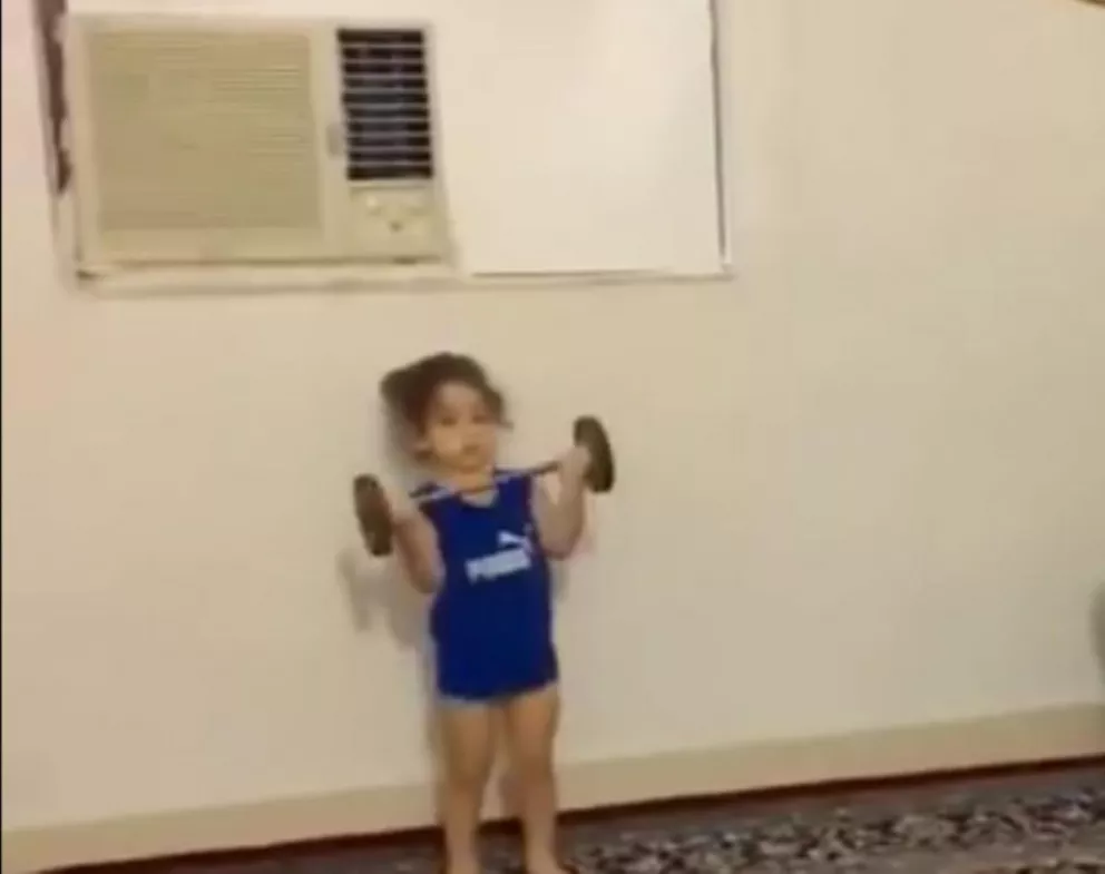 Furor por Arat, el pequeño atleta de 2 años que sorprende a todos con sus habilidades