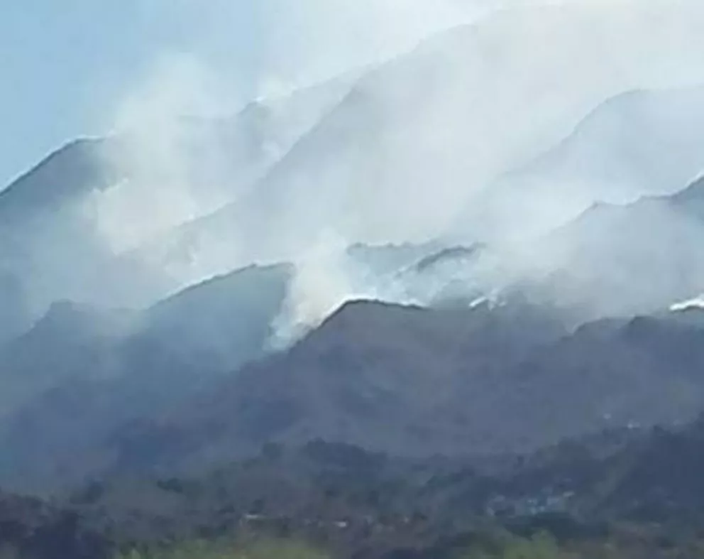 San Luis: controlan el fuego en zonas pobladas pero se expande sobre las sierras