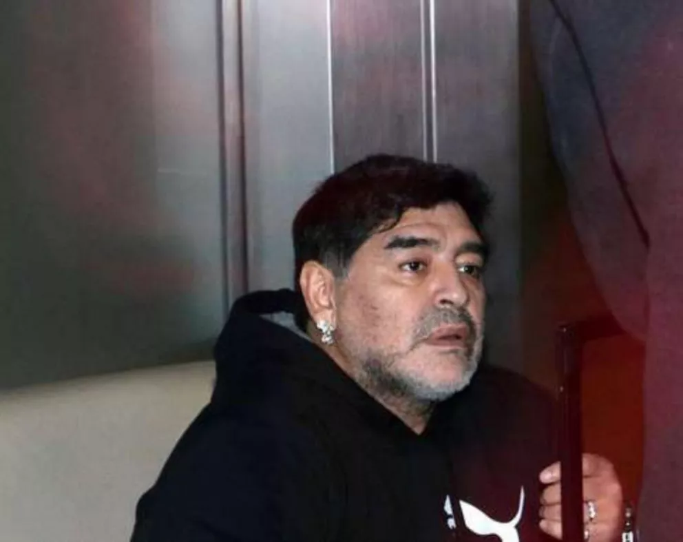 Escándalo con Maradona en Ezeiza porque no pudo salir del país