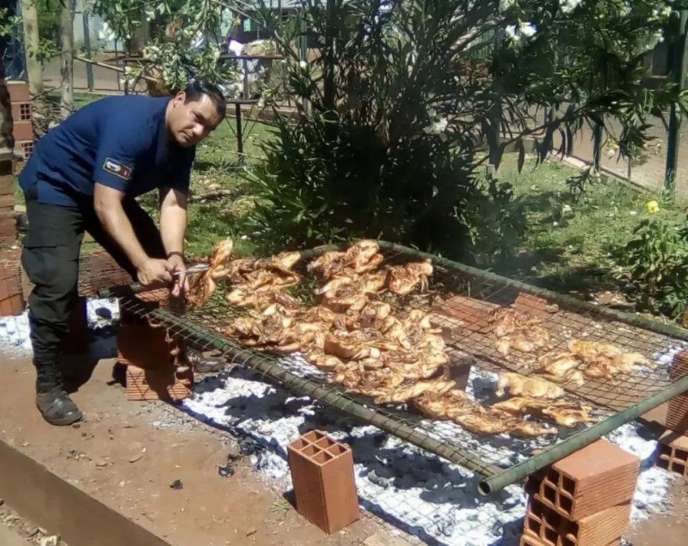 Bomberos voluntarios de Garupá venden pollo para sostener sus tareas 