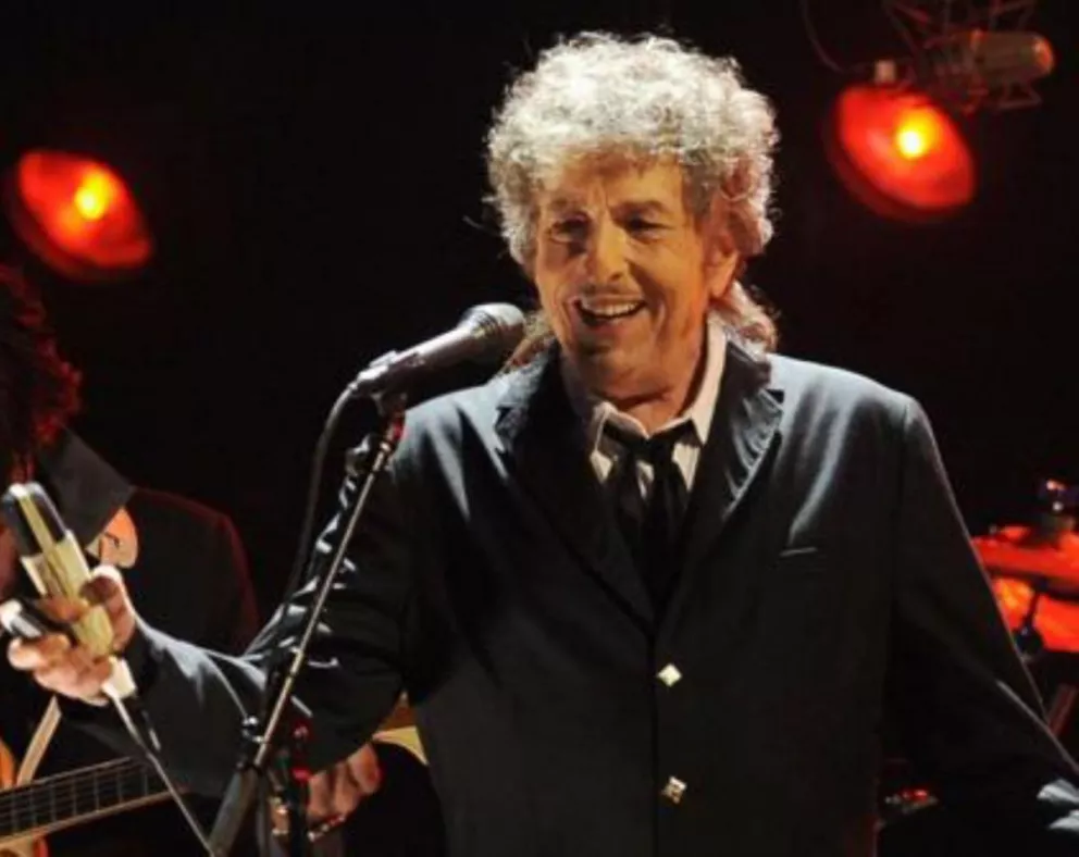 Bob Dylan aceptó el premio Nobel de Literatura en su página web pero luego se rectificó
