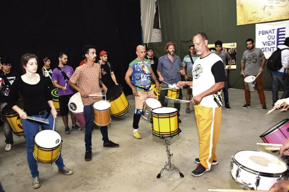 Los tambores se calientan al ritmo del samba reggae