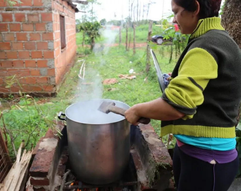 Merendero de Belén cocina para 20 familias pero comen 40