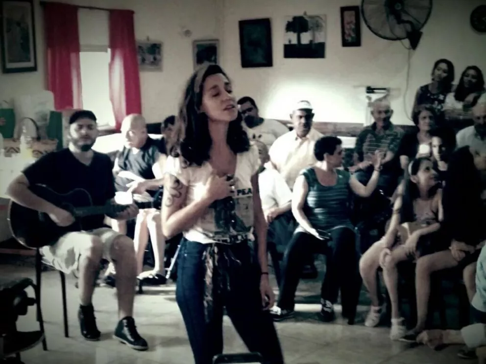 Daniela Herrero cantó y bailó junto a los abuelos del Hogar Carmelina en Alem