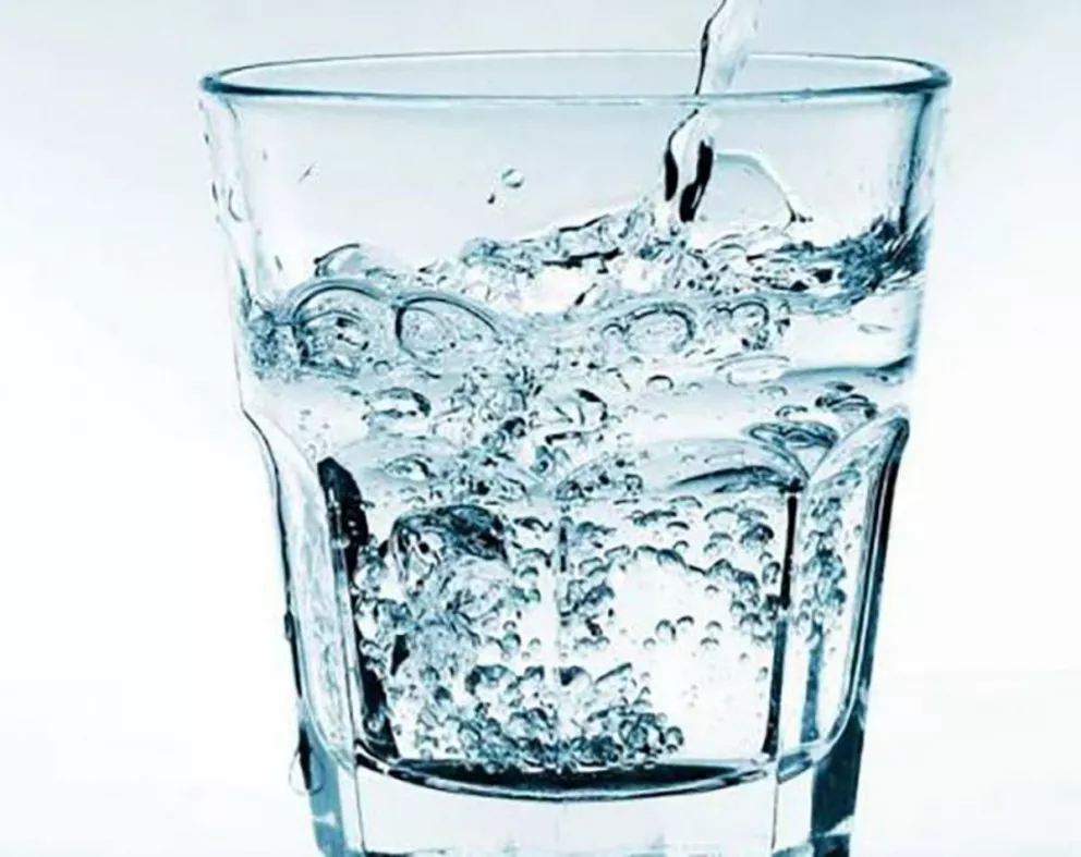 Ingerir más agua ¿previene infecciones urinarias?
