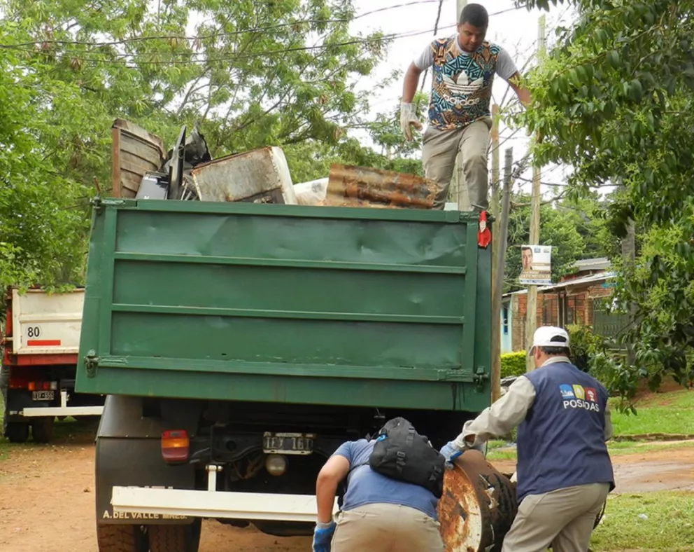 En dos días retiraron 12 camiones de cacharros en Santa Rita, zona de riesgo de dengue