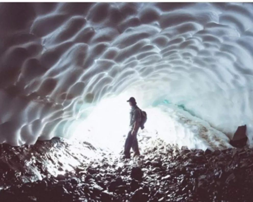 Esquel: un curioso túnel de hielo de casi una cuadra de largo
