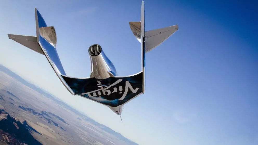 La nave espacial para turistas de Virgin Galactic tuvo su primer vuelo