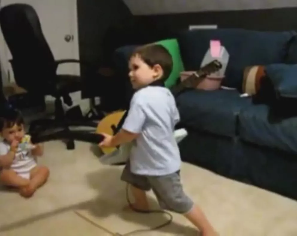 Con solo 2 años de edad, un niño toca rock como un profesional 