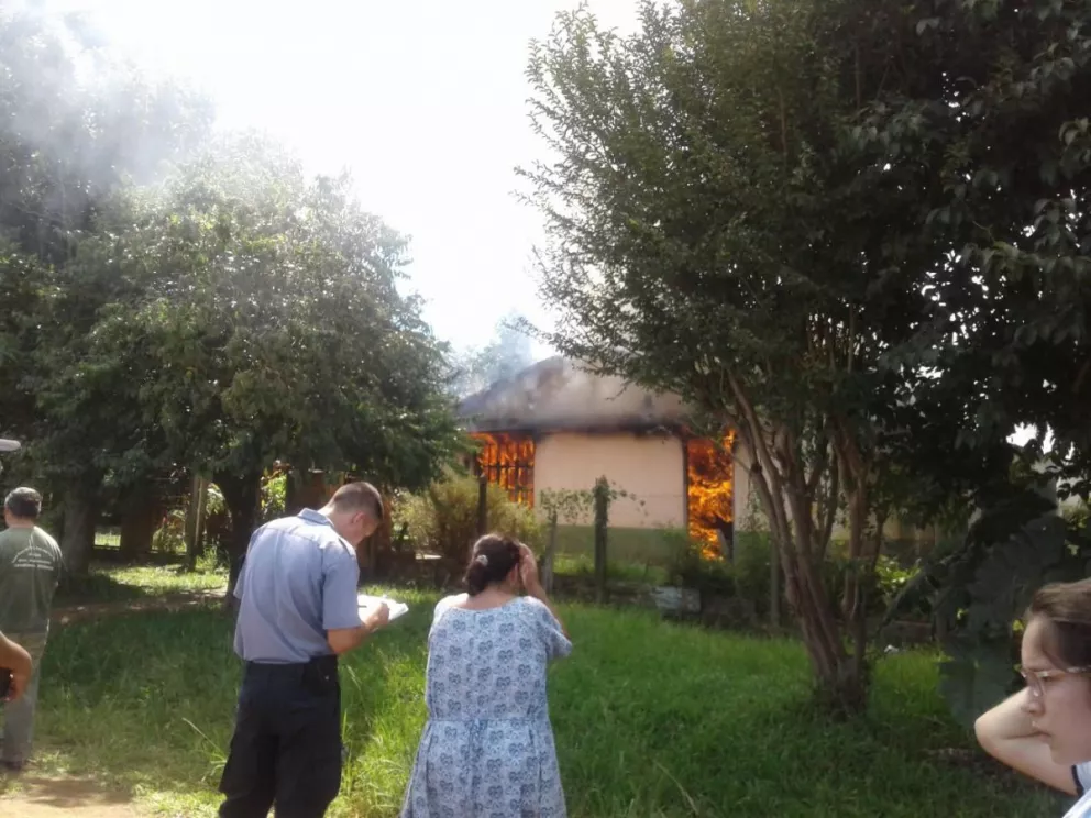 Incendio consumió casi en su totalidad una vivienda en Candelaria