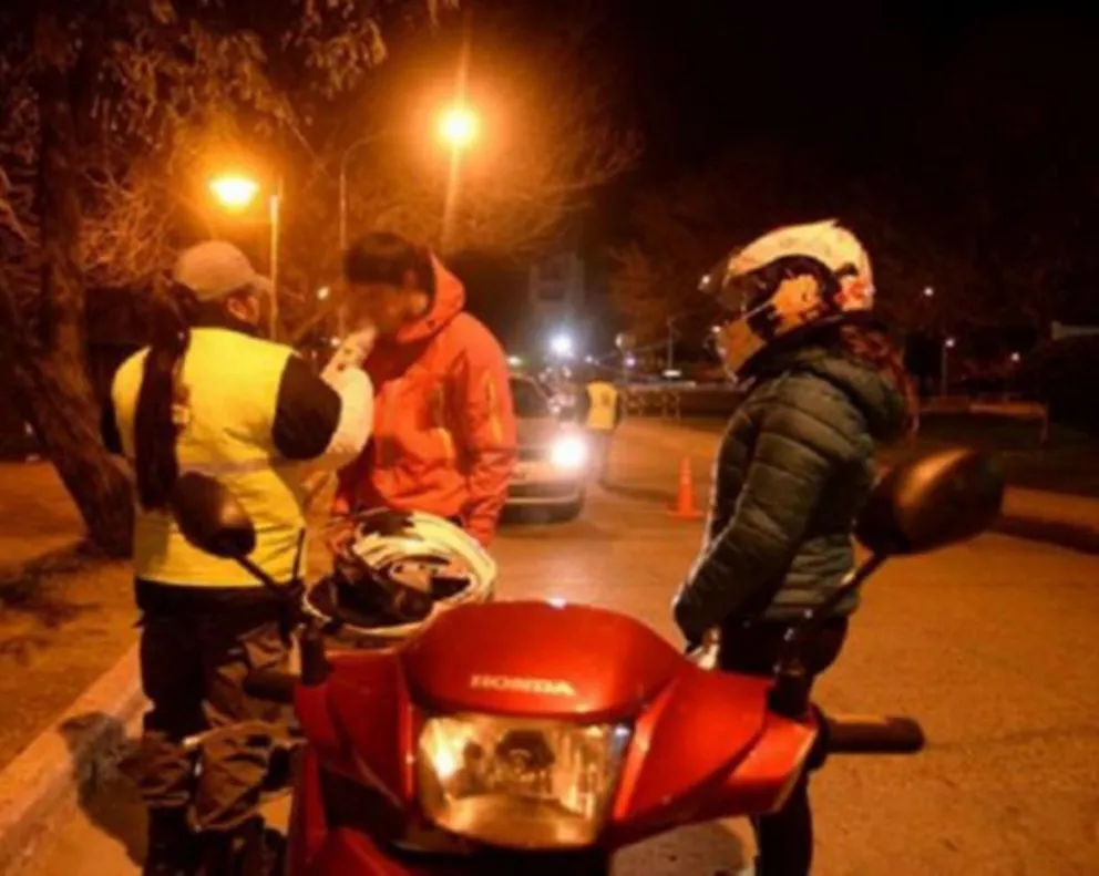 Neuquén: una mujer mordió a un policía para evitar que le secuestre la moto
