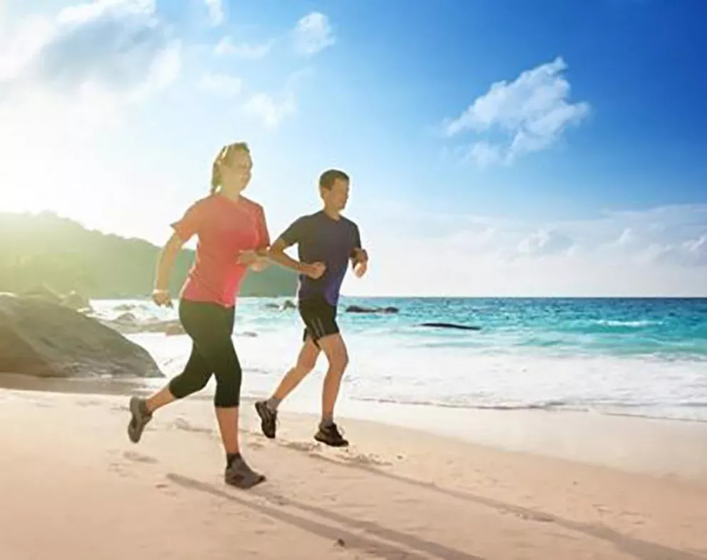 Running en la playa: consejos de los expertos para no lesionarse