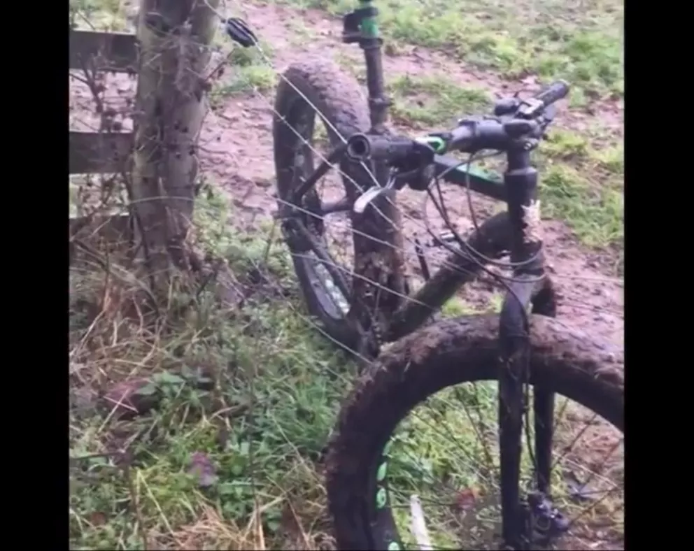 Viral: La bicicleta les quedó atascada en una cerca electrificada 