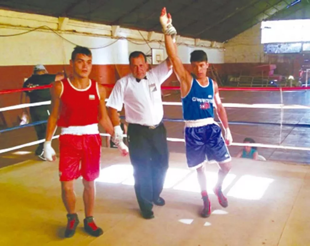 Yonatán Galeano, del Cataratas Box, ganó en Juveniles 64 kilos.